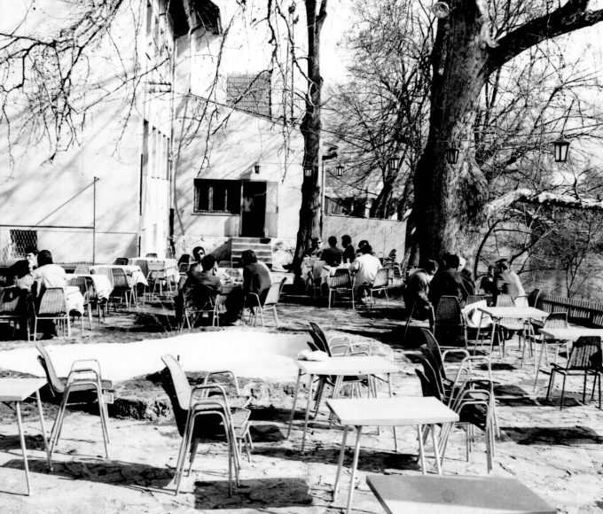 Bašta kafane ''Jagoda'' (ispod platana). Arhiv: Zdenko Anotvić